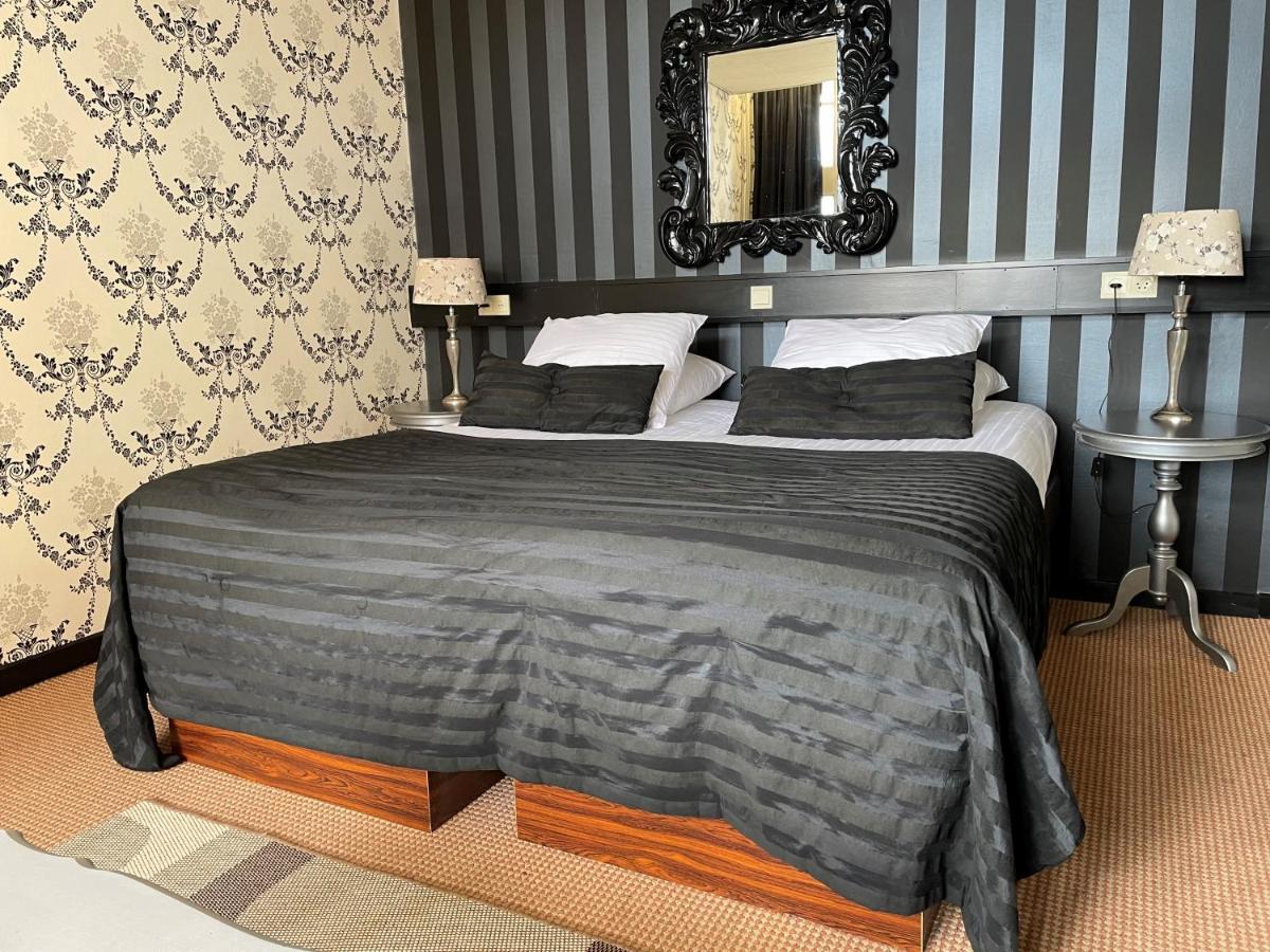 Hotel Restaurant Stad Munster فينترزفايك المظهر الخارجي الصورة A bed with a duvet