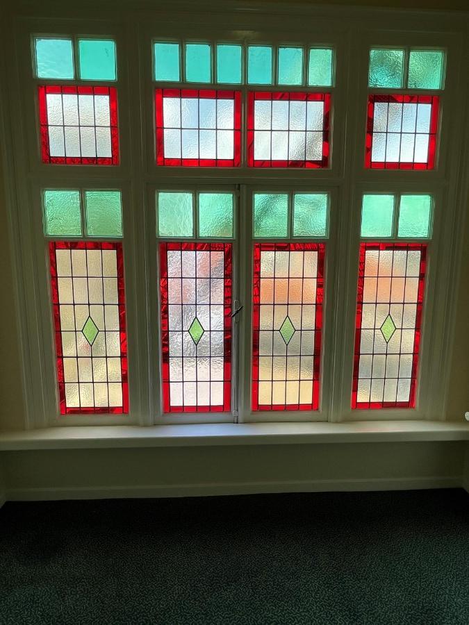 Hotel Restaurant Stad Munster فينترزفايك المظهر الخارجي الصورة Stained glass windows at the entrance of the house