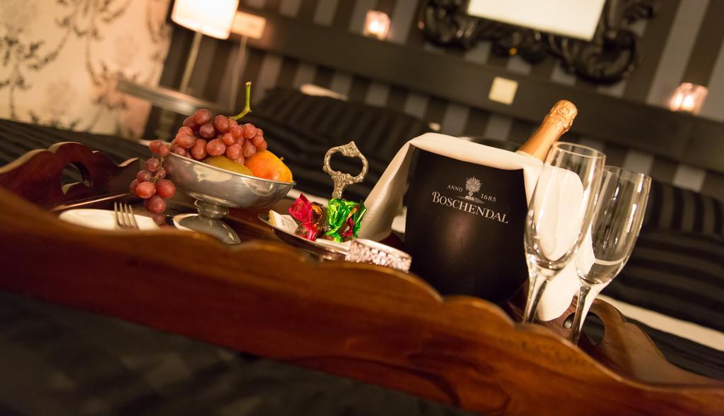 Hotel Restaurant Stad Munster فينترزفايك المظهر الخارجي الصورة A bottle of Roederer in a champagne cooler
